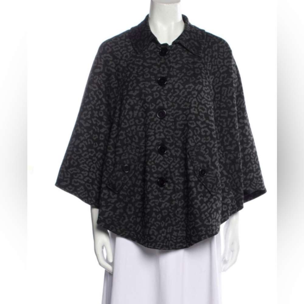 Sandro Black and Gray Patterned Cape. Size M